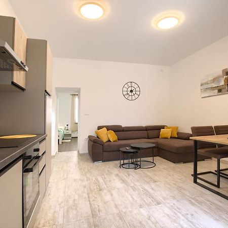 Amphitheater 3+2 Modern Apartment With Terrace, Wifi, Netflix Pula Ngoại thất bức ảnh