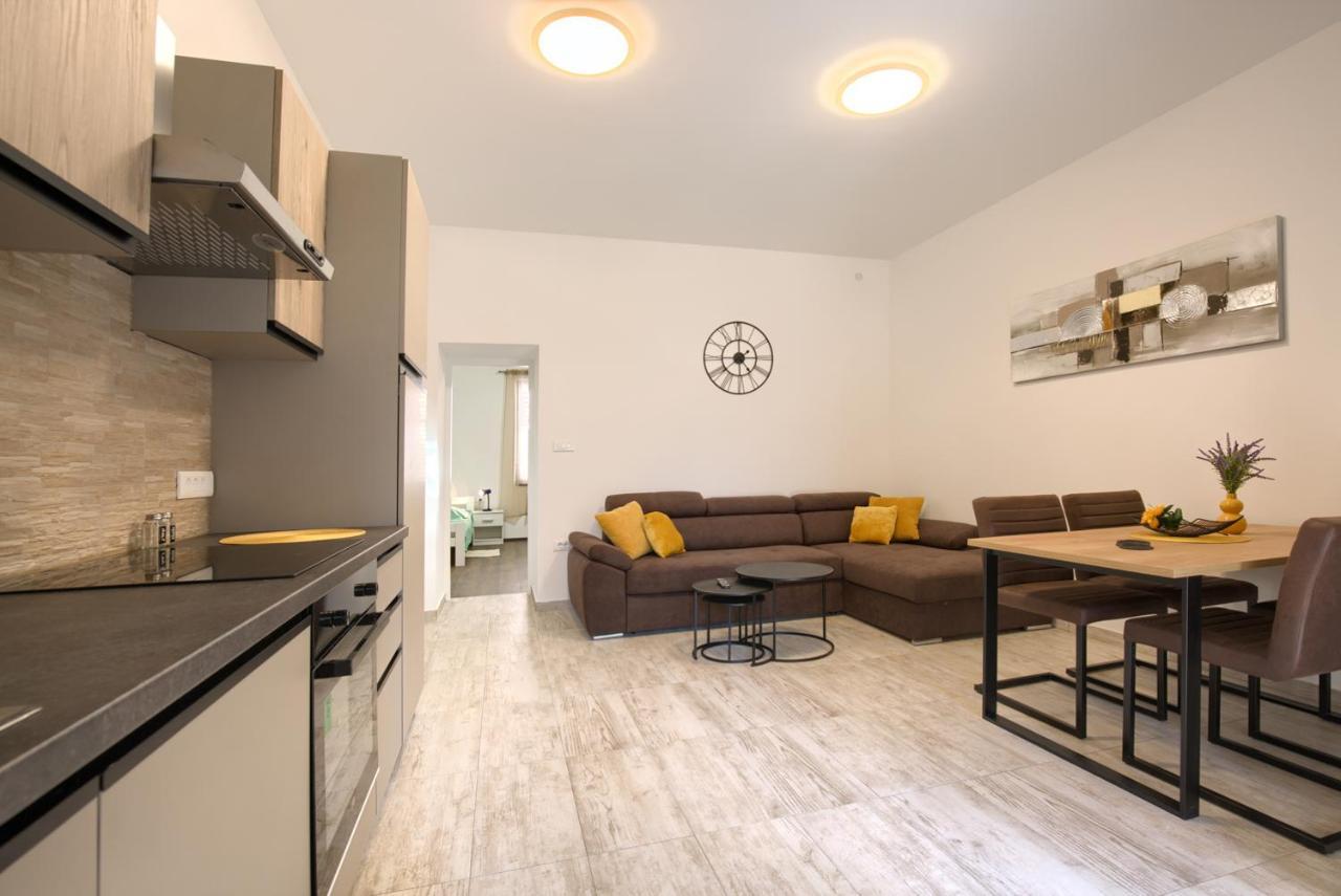 Amphitheater 3+2 Modern Apartment With Terrace, Wifi, Netflix Pula Ngoại thất bức ảnh