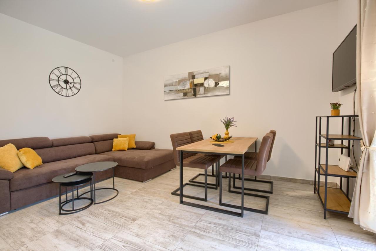 Amphitheater 3+2 Modern Apartment With Terrace, Wifi, Netflix Pula Ngoại thất bức ảnh